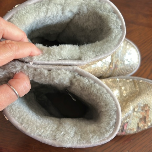 Gold Women’s UGH Classic Short Sequin Boots in size 8 - Picture 8 of 10